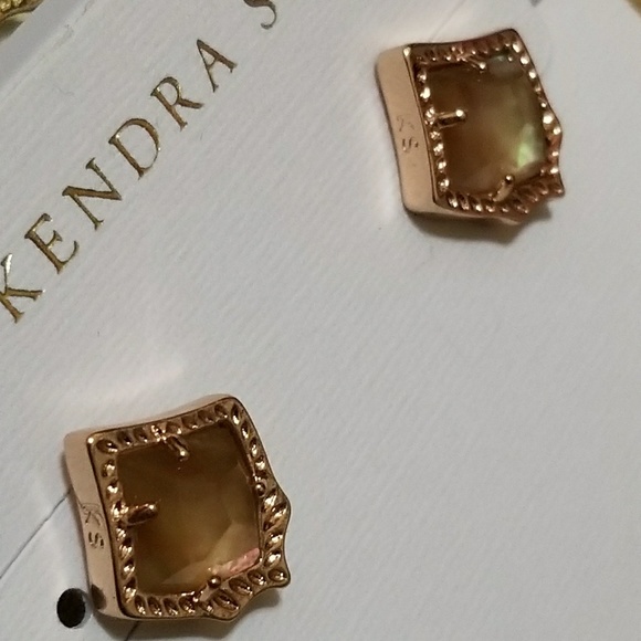 NWT KENDRA SCOTT STUD EARRINGS BROWN PEARL - Picture 3 of 3